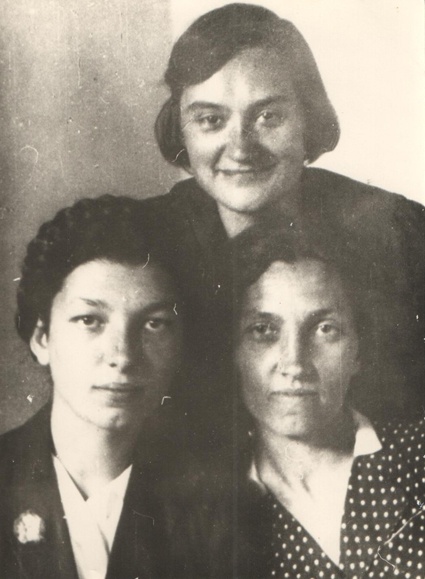 Ирина с Нюсей (Анисьей Шреер-Ткаченко) и ее мамой Галиной Ткаченко. Киев, 1942 год