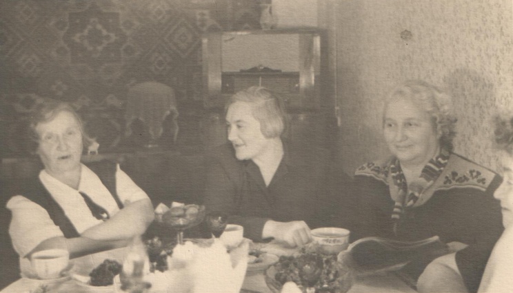 Ирина Хорошунова (в центре) с Анисьей Шреер-Ткаченко (справа) в гостях у своих бывших соседей в доме на Андреевском спуске, 50-е годы