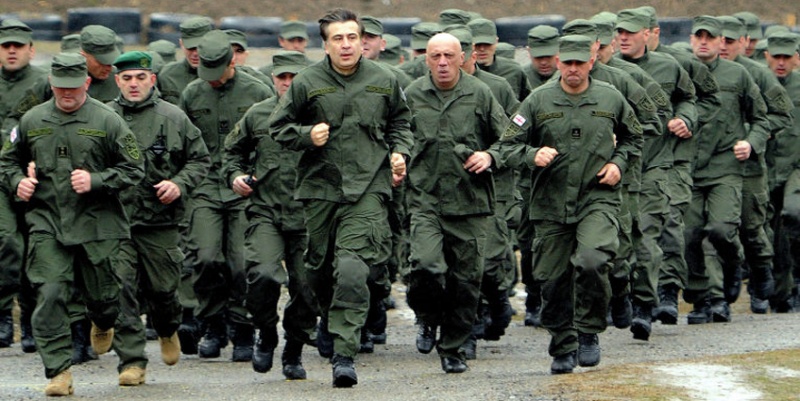Михеил Саакашвили наравне с солдатами бежит десятикилометровый кросс, справа от него — начальник Генштаба Вооруженных сил Грузии генерал-лейтенант Деви Чанкотадзе, август 2011 года