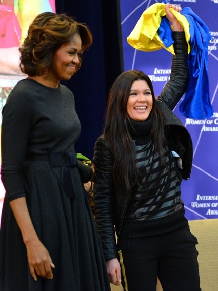 Супруга американского президента Мишель Обама вручает Руслане награду International Women of Courage, которой Госдепартамент США ежегодно удостаивает 10 самых отважных женщин со всего мира, март 2014 года