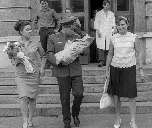 Алексей Леонов забирает новорожденную Оксану из роддома, слева — его супруга Светлана, справа — Валентина Терешкова, 1967 год