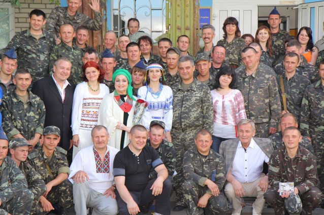 Владимир Талашко (второй справа в первом ряду), Раиса Недашковская и другие в составе волонтерского десанта на Востоке Украины, 2015 год