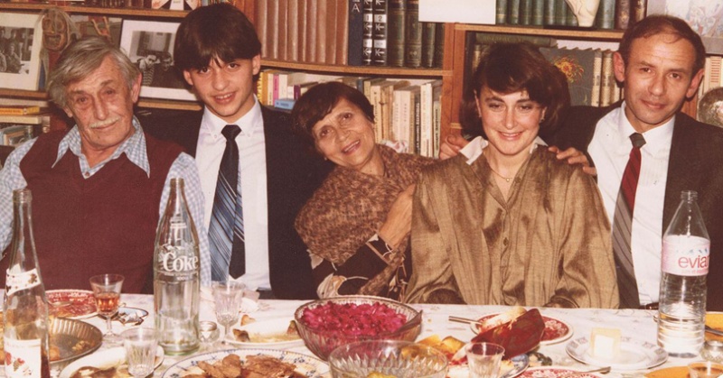 Некрасов с супругой Галиной Викторовной, пасынком Виктором Кондыревым, его женой Милой и их сыном Вадимом, Франция, Ванв, 31 декабря 1983 года