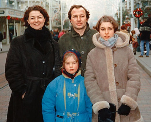 Со второй женой актрисой Ликой Нифонтовой, дочерью Дарьей и дочерью Александрой от первого брака с актрисой Галиной Надирли в Диснейленде, США, 1998 год