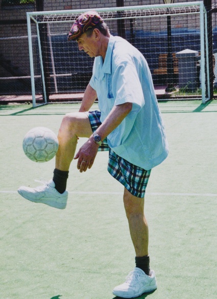 Начало 2000-х, Евгений Евтушенко в гостях у Дмитрия Гордона решил тряхнуть стариной, показав отличные футбольные навыки