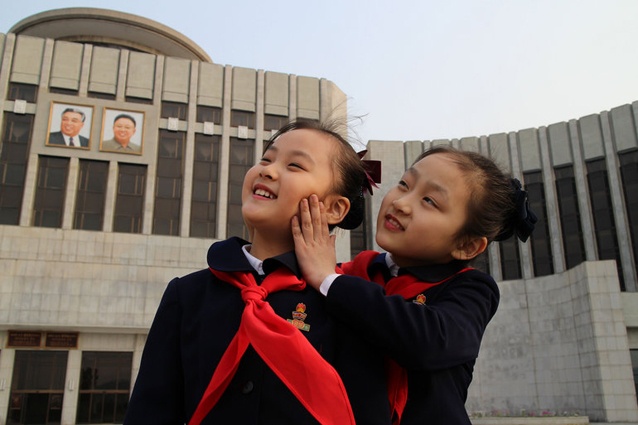 Зин Ми (справа) с подружкой в лучах пхень­янского солнца