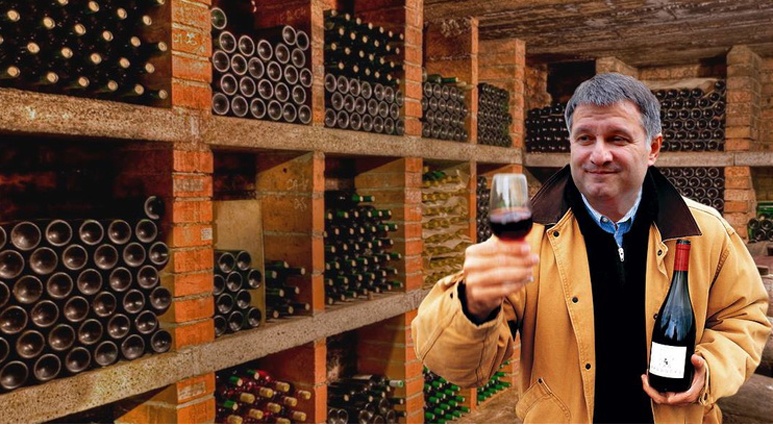 Личная коллекция вин Арсена Борисовича насчитывает порядка 800 бутылок. «Есть коллекции, которые показывают, на аукционах продают, — у меня немножко другая, чтобы с друзьями пить...»