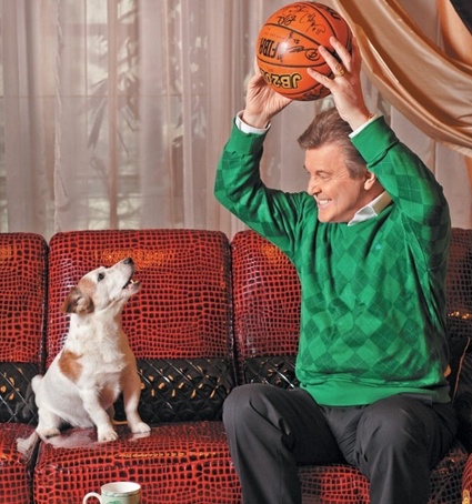 Лев Валерьянович — большой собаколюб, а его первая собака — пудель Вилли — был подарен внучкой Леонида Брежнева Викой