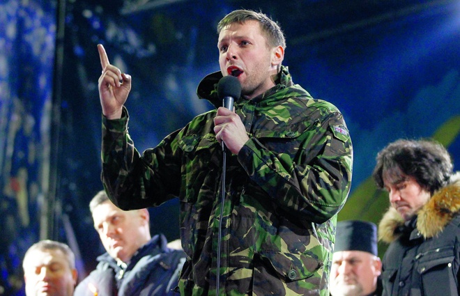 Первое выступление почти никому не известного сотника Парасюка на трибуне «Евромайдана» 21 февраля 2014 года. «Мы просто боевая сотня. И хочу вам сказать, что мы, простые люди, говорим нашим политикам, которые стоят у меня за спиной: «Никакой Янукович — никакой! — целый год не будет президентом. Завтра до 10 часов он должен пойти вон»