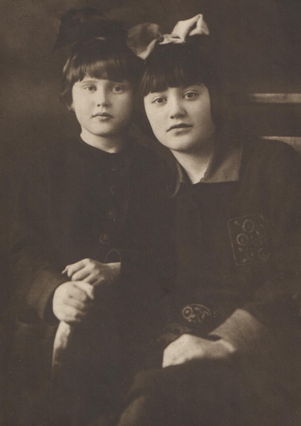 Ирина (справа) с сестрой Татьяной, 1923 год