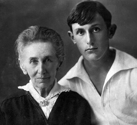 Виктор с бабушкой Алиной Антоновной Мотовиловой (урожденной фон Эрн), Киев, середина 30-х
