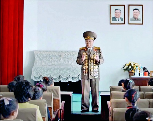 Ветеран неизвестно какой войны (последняя война в Северной Корее закончилась 60 лет назад) рассказывает школьницам, как сбивал пулеметом американские самолеты, — этому его научил отважный вождь