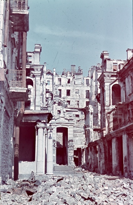 Руины Малого паcсажа на Крещатике, 1943 год. Сейчас там здание Киевской госадминистрации под номером 36