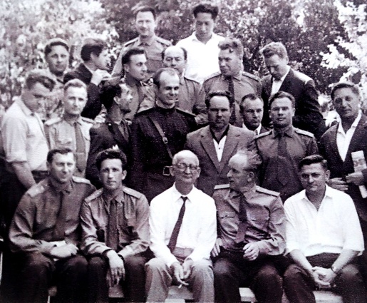 «После обмена и возвращения в СССР Рудольф Абель (в нижнем ряду в центре) продолжал работать в КГБ и периодически проводил встречи с молодыми работниками спецслужб. Это групповое фото было сделано как раз после одной из таких встреч. Очевидно, 60-е годы»