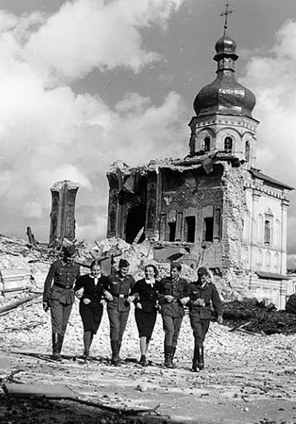 Киевлянки с немцами на фоне взорванного Успенского собора на территории Киево-Печерской лавры, 1942 год