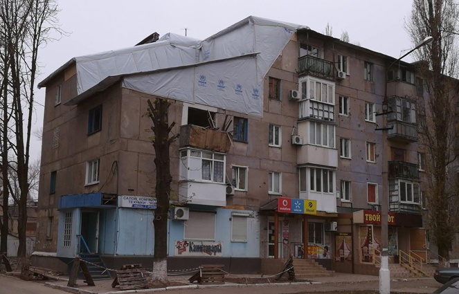 Сильно пострадавшая от обстрелов пятиэтажка на улице Молодежной, 17 частично отключена от отопления и газа. В ней много разрушенных квартир, но люди не покидают свое жилье
