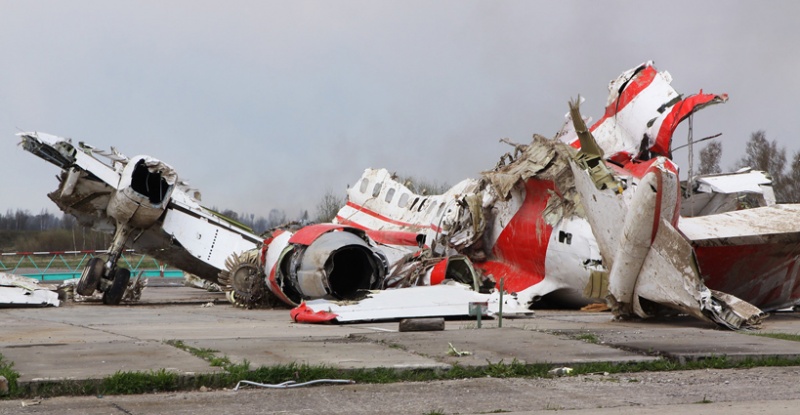 Обломки президентского авиалайнера Ту-154М Воздушных сил Польши, выполнявшего рейс по маршруту Варшава — Смоленск с частным визитом польской делегации на траурные мероприятия по случаю 70-й годовщины Катынского расстрела, 10 апреля 2010 года