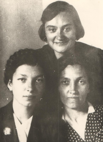 Ирина Хорошунова с Нюсей (Анисьей Шреер-Ткаченко, слева) и ее мамой Галиной Ткаченко. Киев, 1942 год 