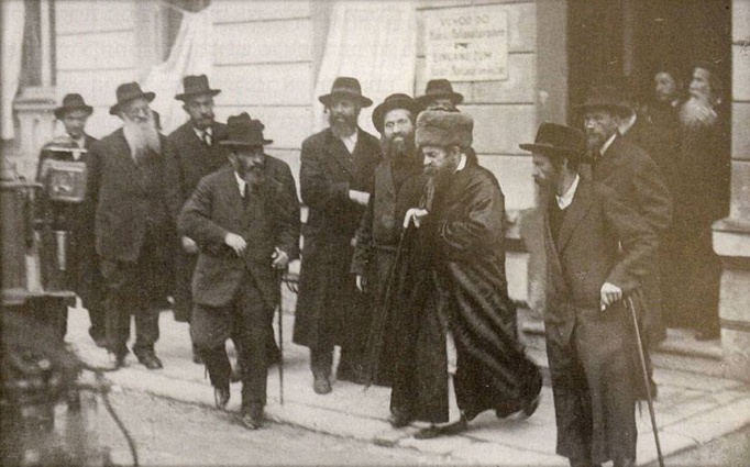 Раввин Аарон Рокеах (третий справа) в Мариенбаде (Австро-Венгрия), 1937 год
