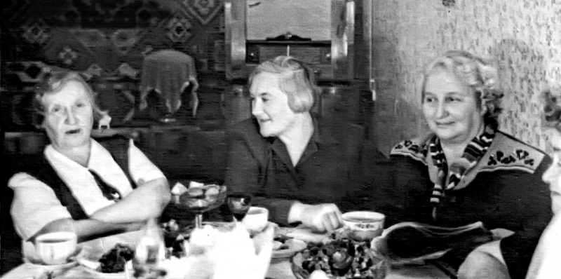 Ирина Хорошунова (в центре) с Анисьей Шреер-Ткаченко (справа) в гостях у своих бывших соседей в доме № 4 на Андреевском спуске, 1950-е годы