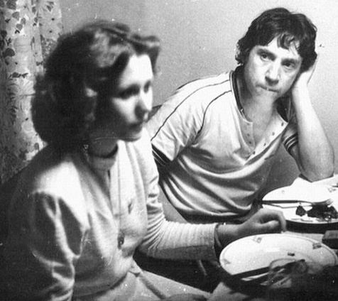 С последней возлюбленной актрисой Оксаной Афанасьевой (ныне Ярмольник) в квартире приятеля Валерия Нисанова на Малой Грузинской в день открытия Олимпиады, 19 июля 1980 года