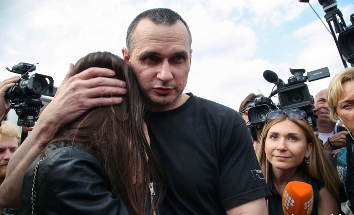 Политзаключенный Олег Сенцов сразу после возвращения в Украину с дочерью Алиной утром 7 сентября в аэропорту Борисполь 