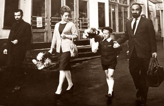 Сергей Параджанов с женой Светланой ведут сына Сурена в первый класс, 1965 год