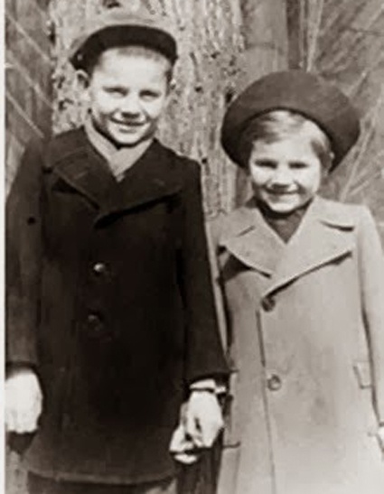 Александр Бурдонский с сестрой Надей, 1949 год