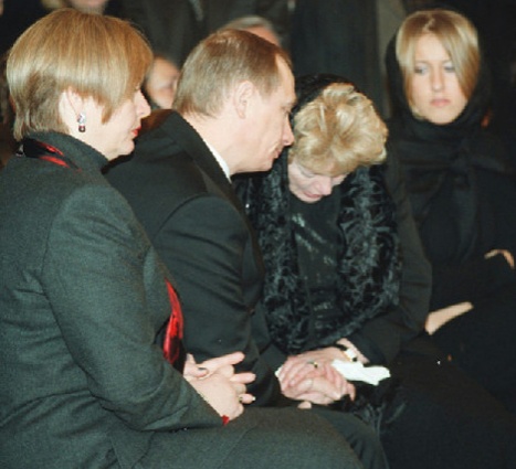 Владимир Путин с супругой Людмилой и Людмила Нарусова с дочерью Ксенией во время прощания с Анатолием Собчаком, 24 февраля 2000 года