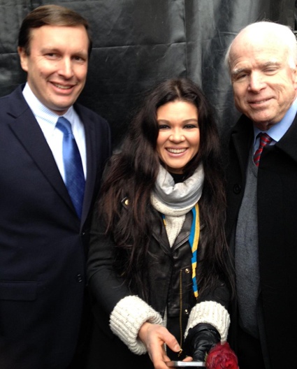С американскими сенаторами Крисом Мэрфи и Джоном Маккейном за сценой Майдана, 2014 год