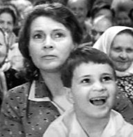 Вторая супруга режиссера актриса Любовь Соколова с сыном Николаем (умер от наркопередозировки в 1985-м) в комедии «Тридцать три», 1965 год