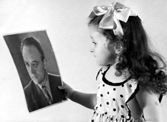 Дочь Валечка с портретом папы