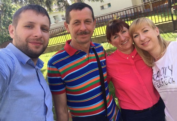 С отцом Зиновием Алексеевичем, матерью Оксаной Григорьевной и сестрой Ириной