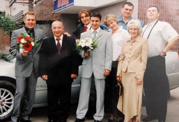 Владимир с родителями Александром Семеновичем и Риммой Владимировной и квартальщиками собирается ехать к своей невесте Лене, 6 сентября 2003 года