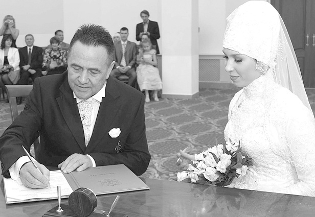 В октябре 2009 года Ренат Ибрагимов женился в третий раз — на Светлане Миннехановой. В этом браке родились дочери Асылбика, Аиша, Марьям и сын Атилла. В декабре 2017-го супруги объявили, что ожидают пятого совместного ребенка