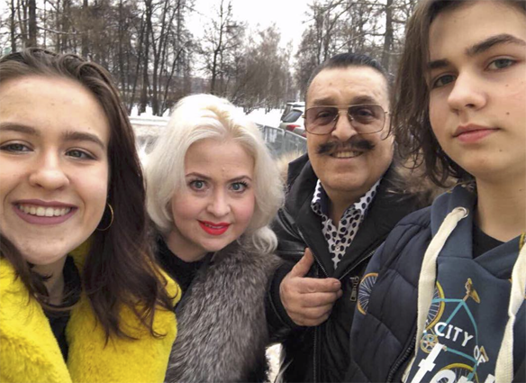 С третьей супругой Юлией (киновед, окончила ВГИК) и их детьми Эвилиной и Миленом