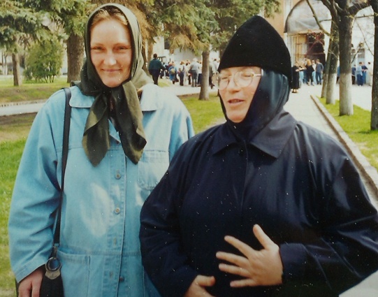 Сестра Марии Ольга (слева) работает при монастыре. «Оля — воцерковленный человек и в суете не участвует»
