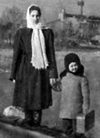 С мамой Анной Тихоновной, 1960 год
