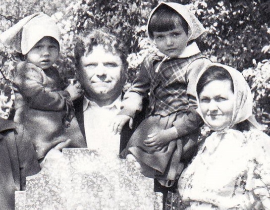 Надя (справа) с младшей сестрой Верой, папой и мамой, 1986 год. «Мы в селе бывать обожали: там лес, речка, там хорошо, раздолье, а Киев — это обязанности и режим»