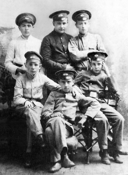 Отец Эдварда Станислав Радзинский (первый слева) — учащийся Ришельевской гимназии Одессы, 1900 год. «Отец был интеллигентом, помешанным на европейской демократии»