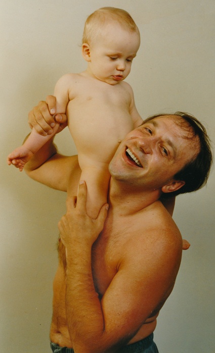 С младшим сыном Арсением, 1995 год