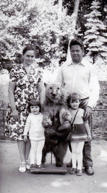 Вера и Надя с родителями в Киевском зоопарке, 1985 год. «По выходным нас обязательно куда-то водили»