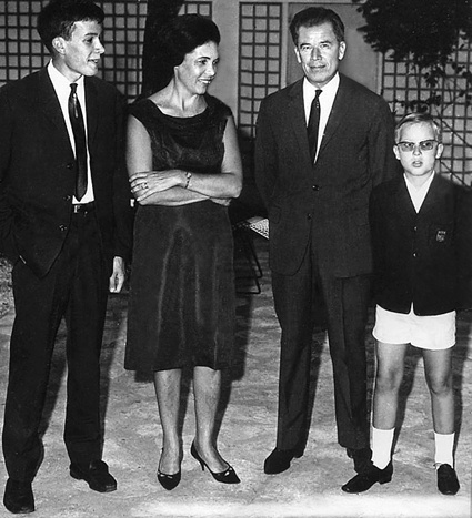 С родителями Галиной Николаевной и Владимиром Ивановичем и младшим братом в Сенегале, 60-е годы