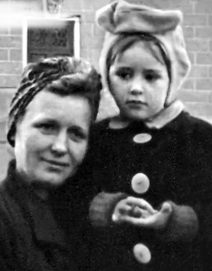 Таня с мамой Марией Алексеевной, Ленинград, 1950 год