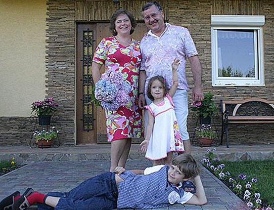 С супругой — замечательной журналисткой Юлией Мостовой и детьми Анной и Глебом (сын Мостовой от брака с Александром Разумковым)
