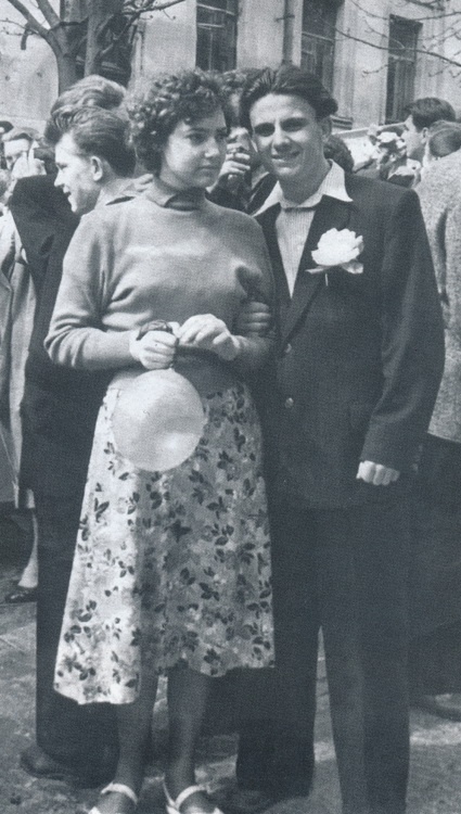 С женой Антониной на первомайской демонстрации в Киеве, 1957 год