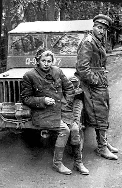 Военкор Константин Симонов и актриса Валентина Серова на фронте, 1943 год. «Как я выжил, будем знать только мы с тобой...»
