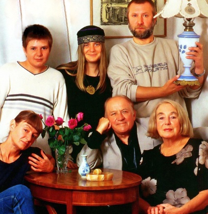 Лев Константинович с супругой Ириной Кириченко, дочерью Екатериной (внизу слева), зятем Владимиром Ершовым, внуками Ваней и Катей