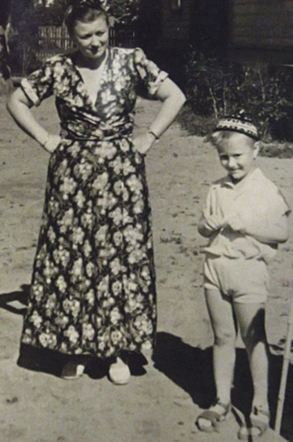 Андрей с мамой Марией Владимировной Мироновой, Москва, 1946 год