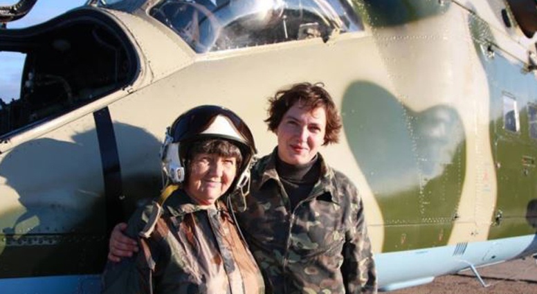 С мамой Марией Ивановной, 2010 год. После окончания Харьковского университета Воздушных сил Надежда Савченко проходила службу штурманом-оператором Ми-24 3-го отдельного полка армейской авиации ВСУ, имеет 170 часов налета и 68 прыжков с парашютом